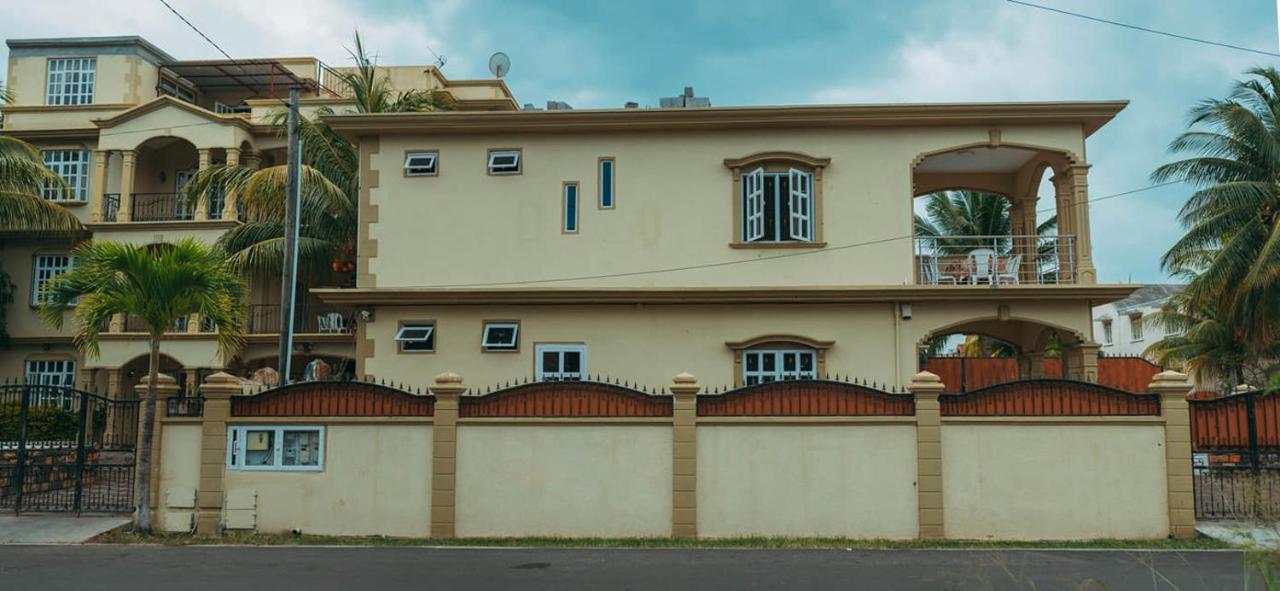 RS Villas: Beachfront Apartments with Pool and Wi-Fi Flic en Flac Exterior photo